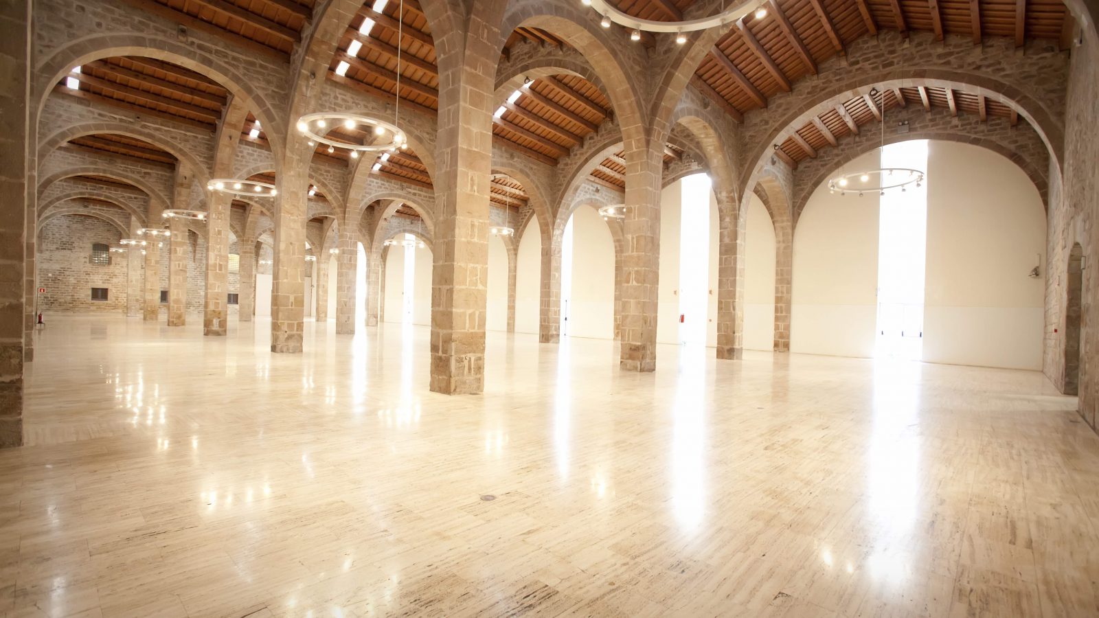 Spacious and luminous venue with columns for congress in Barcelona